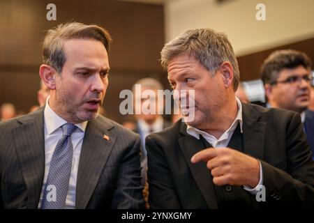 Berlin, Allemagne. 27 novembre 2024. Robert Habeck (Alliance 90/les Verts), ministre fédéral de l'économie et de la protection du climat, et le ministre turc de l'énergie et des ressources naturelles Alparslan Bayraktar (l) participent au Forum turco-allemand de l'énergie. Crédit : Kay Nietfeld/dpa/Alamy Live News Banque D'Images