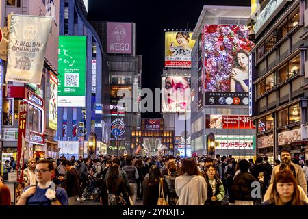 Rue bondée à shinsaibashi, osaka, japon Banque D'Images