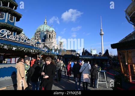 Berlin, Allemagne. 26 novembre 2024. Le marché de Noël près du Forum Humboldt à Berlin, Allemagne, le 26 novembre 2024. Crédit : Jaromir Mrhal/CTK photo/Alamy Live News Banque D'Images