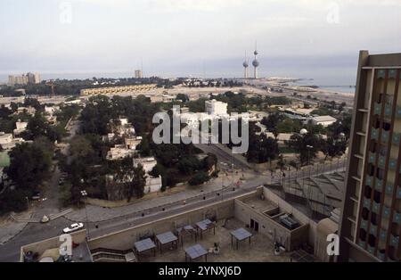 Première Guerre du Golfe : 15 mars 1991 L'ambassade des États-Unis à Koweït City vu de l'hôtel Kuwait International. Sur la gauche se trouve la rue 63, du côté ouest de l'enceinte de l'ambassade. Dans le centre se trouve 7 Lane et tout à droite est Arabian Gulf Street. L'ambassade a depuis déménagé dans le quartier Bayan de Koweït City. Banque D'Images