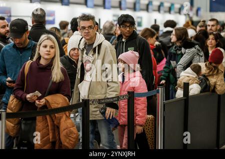 Chicago, États-Unis. 27 novembre 2024. Les passagers font la queue pour passer le contrôle de sécurité lorsqu'ils s'enregistrent pour les vols la veille des vacances de Thanksgiving à l'aéroport international O'Hare de Chicago, Illinois, le mercredi 27 novembre 2024. Les autorités estiment que près de 80 millions de personnes prendront le ciel et les routes alors que les gens voyagent pour passer les vacances avec leurs amis et leur famille. Photo de Tannen Maury/UPI crédit : UPI/Alamy Live News Banque D'Images