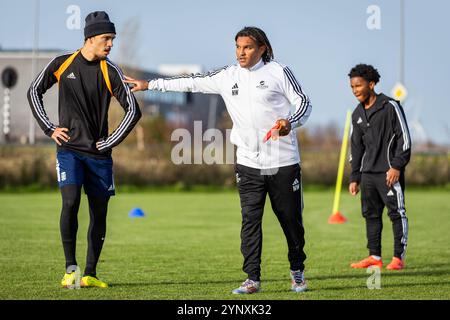 Almere, pays-Bas. 24 novembre 2024. ALMERE. 24-11-2024. Sportcomplex veel Beter. Portrait et séance de formation de Winston Bogarde, qui anime des séances de formation individuelles pour les jeunes talents du football. Nordin Wooter instruit les joueurs pendant l'entraînement. Crédit : Pro Shots/Alamy Live News Banque D'Images