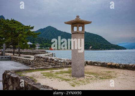 L'île de Miyajima au Japon est un site du patrimoine mondial de l'UNESCO célèbre pour son sanctuaire Itsukushima Jinja pendant une journée couverte. Banque D'Images