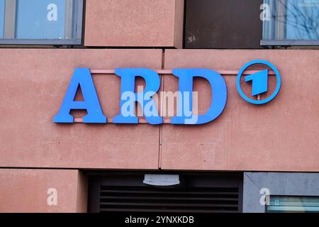 Berlin, Allemagne. 27 novembre 2024. Logo ARD sur le bâtiment du studio ARD capital. La Russie expulse deux employés d'ARD. Crédit : Annette Riedl/dpa/Alamy Live News Banque D'Images