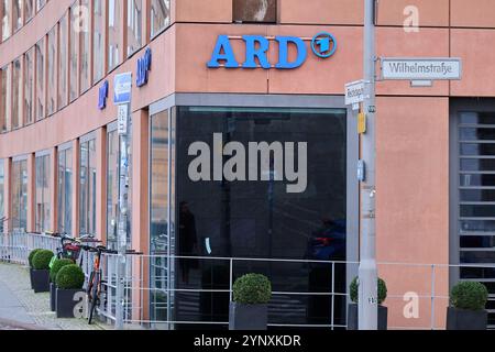 Berlin, Allemagne. 27 novembre 2024. Logos ARD sur le bâtiment du studio ARD capital. La Russie expulse deux employés d'ARD. Crédit : Annette Riedl/dpa/Alamy Live News Banque D'Images