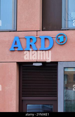 Berlin, Allemagne. 27 novembre 2024. Logo ARD sur le bâtiment du studio ARD capital. La Russie expulse deux employés d'ARD. Crédit : Annette Riedl/dpa/Alamy Live News Banque D'Images