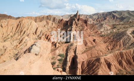 Skazka Canyons ou soi-disant Fairytale Canyons Issyk-Kul région près du lac en point de vue drone au kirghizistan Banque D'Images