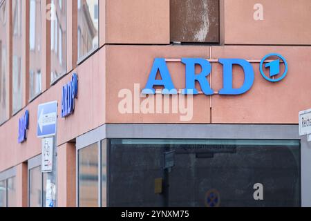 Berlin, Allemagne. 27 novembre 2024. Logos ARD sur le bâtiment du studio ARD capital. La Russie expulse deux employés d'ARD. Crédit : Annette Riedl/dpa/Alamy Live News Banque D'Images