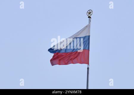 Berlin, Allemagne. 27 novembre 2024. Le drapeau russe flotte à l'ambassade russe. La Russie expulse deux employés d'ARD. Crédit : Annette Riedl/dpa/Alamy Live News Banque D'Images