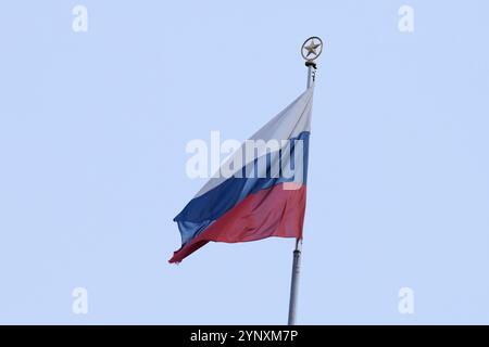 Berlin, Allemagne. 27 novembre 2024. Le drapeau russe flotte à l'ambassade russe. La Russie expulse deux employés d'ARD. Crédit : Annette Riedl/dpa/Alamy Live News Banque D'Images