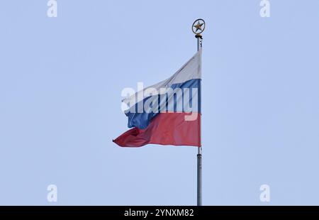 Berlin, Allemagne. 27 novembre 2024. Le drapeau russe flotte à l'ambassade russe. La Russie expulse deux employés d'ARD. Crédit : Annette Riedl/dpa/Alamy Live News Banque D'Images