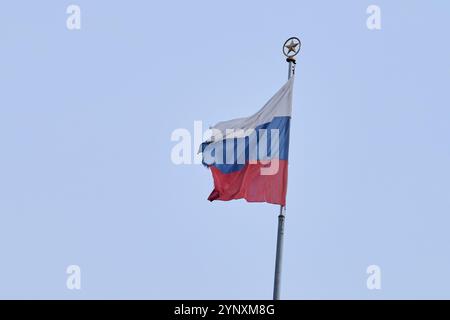 Berlin, Allemagne. 27 novembre 2024. Le drapeau russe flotte à l'ambassade russe. La Russie expulse deux employés d'ARD. Crédit : Annette Riedl/dpa/Alamy Live News Banque D'Images