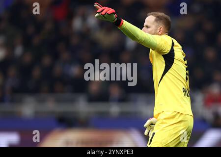 Milan, Italie. 26 novembre 2024. Peter Gulacsi du RB Leipzig fait des gestes lors du match MD5 de l'UEFA Champions League 2024/25 League phase entre le FC Internazionale Milano et le RB Leipzig au Stadio Giuseppe Meazza le 26 novembre 2024 à Milan, Italie . Crédit : Marco Canoniero/Alamy Live News Banque D'Images