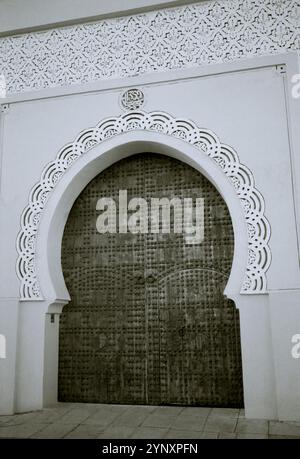 Ancienne porte dans le souk cabah de la vieille ville de Marrakech au Maroc dans le Maghreb saharien en Afrique du Nord Banque D'Images