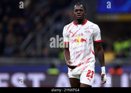 Milan, Italie. 26 novembre 2024. Castello Lukeba, du RB Leipzig, se retrouve lors du match MD5 de l'UEFA Champions League 2024/25 League phase entre le FC Internazionale Milano et le RB Leipzig au Stadio Giuseppe Meazza le 26 novembre 2024 à Milan, Italie . Crédit : Marco Canoniero/Alamy Live News Banque D'Images