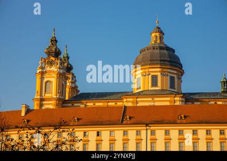 L'abbaye de Stift Melk, le bâtiment du monastère en Autriche au-dessus de la rivière Donau en automne. Lumière du coucher du soleil sur les murs des tours d'un monastère Banque D'Images