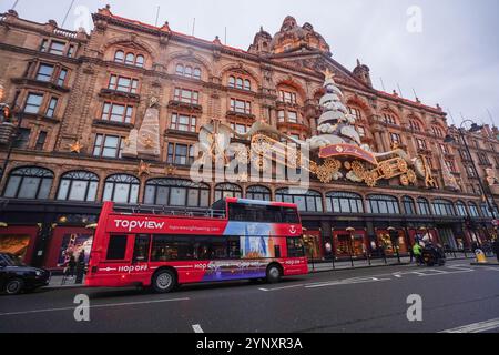 Londres, Royaume-Uni. 27 novembre 2024 la façade du département de luxe Harrods à Knightsbridge est ornée d'un arbre de vacances à travers l'atelier Loro Piana de Wonders Credit. Amer Ghazzal/Alamy Live News Banque D'Images