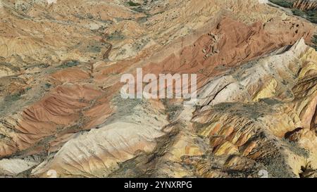 Skazka Canyons ou soi-disant Fairytale Canyons Issyk-Kul région près du lac en point de vue drone au kirghizistan Banque D'Images