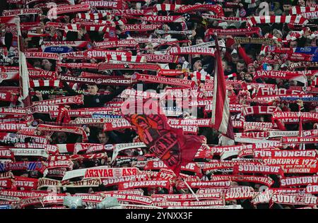 Allianz Areana, Munich, Allemagne. 26 novembre 2024. Les fans du Bayern Munich lors d'un match de la Ligue des Champions match 5, le FC Bayern Munich contre le Paris Saint-Germain, à Allianz Areana, Munich, Allemagne. Ulrik Pedersen/CSM/Alamy Live News Banque D'Images