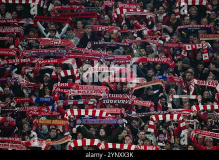 Allianz Areana, Munich, Allemagne. 26 novembre 2024. Les fans du Bayern Munich lors d'un match de la Ligue des Champions match 5, le FC Bayern Munich contre le Paris Saint-Germain, à Allianz Areana, Munich, Allemagne. Ulrik Pedersen/CSM/Alamy Live News Banque D'Images