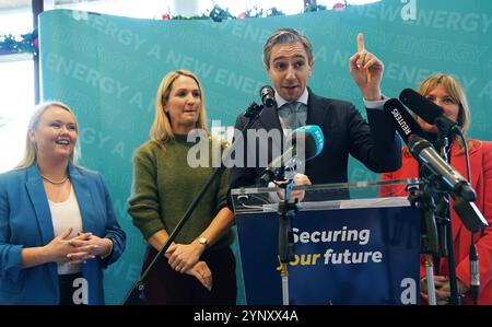 Simon Harris, chef du Taoiseach et du Fine Gael, avec Helen McEntee (deuxième à gauche) et la candidate Linda Nelson Murray lors d'un rassemblement à l'hôtel Trim Castle à Trim, Co Meath, avant les élections générales du 29 novembre. Date de la photo : mercredi 27 novembre 2024. Banque D'Images