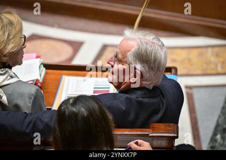 Paris, France. 27 novembre 2024. Le premier ministre français Michel Barnier se penche sur ce sujet lors d’une séance de questions au gouvernement à l’Assemblée nationale à Paris le 27 novembre 2024. Photo de Firas Abdullah/ABACAPRESS. COM Credit : Abaca Press/Alamy Live News Banque D'Images