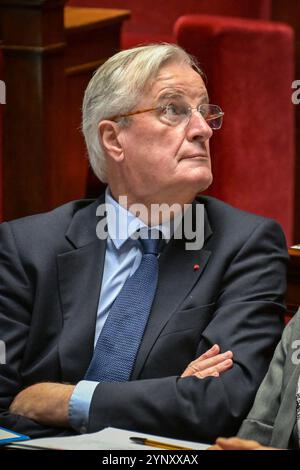 Paris, France. 27 novembre 2024. Le premier ministre français Michel Barnier se penche sur ce sujet lors d’une séance de questions au gouvernement à l’Assemblée nationale à Paris le 27 novembre 2024. Photo de Firas Abdullah/ABACAPRESS. COM Credit : Abaca Press/Alamy Live News Banque D'Images