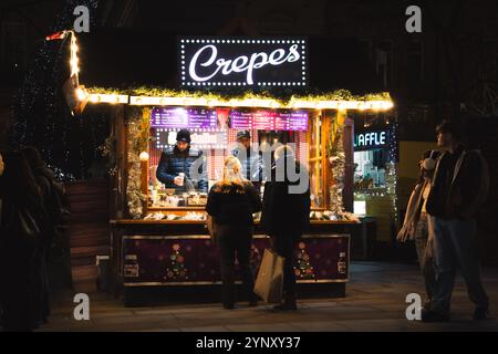 CITY SQUARE, LEEDS, ROYAUME-UNI - 25 NOVEMBRE 2024. Un étal de marché coloré vendant des crêpes aux acheteurs au marché de Noël de Leeds à City Square, Leeds, Banque D'Images