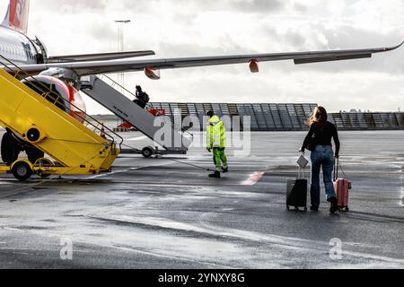 Avion Easy Jet garé à l'aéroport de Copenhague. Les gens embarquent dans l'avion. Copenhague, Danemark - 27 novembre 2024 Banque D'Images