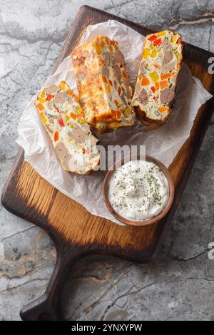 Oeufs de foie de poulet légumes cocotte tranchée ??gros plan sur une planche de bois sur la table. Vue de dessus verticale Banque D'Images