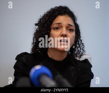 Londres, Angleterre, Royaume-Uni. 27 novembre 2024. SANAA SEIF, militante égyptienne des droits de l'homme et sœur du blogueur anglo-égyptien emprisonné Alaa Abdel Fattah, prend la parole lors d'une conférence de presse à Londres. L'événement, organisé le 59e jour de la grève de la faim de sa mère Laila Soueif, fait suite à la rencontre de Soueif avec le ministre britannique des Affaires étrangères David Lammy. La famille appelle le gouvernement britannique à intensifier ses efforts diplomatiques pour obtenir la libération d'Abdel Fattah de la garde égyptienne, où il reste détenu dans des conditions difficiles malgré sa peine purgée en septembre. (Crédit image : © Thomas Krych Banque D'Images