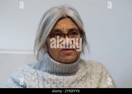 Londres, Angleterre, Royaume-Uni. 27 novembre 2024. LAILA SOUEIF, la mère de l'activiste et blogueur britannique-égyptien emprisonné Alaa Abdel Fattah, prend la parole lors d'une conférence de presse à Londres le 59e jour de sa grève de la faim. L'événement fait suite à une réunion avec le ministre britannique des Affaires étrangères David Lammy plus tôt dans la journée. Soueif, accompagnée de ses filles Sanaa et Mona Seif, a exhorté le gouvernement britannique à intensifier ses efforts diplomatiques pour obtenir la libération d'Abdel Fattah de la garde à vue égyptienne, où il reste détenu dans des conditions difficiles malgré l'achèvement de sa peine en septembre. (Crédit image : © Thomas Kry Banque D'Images