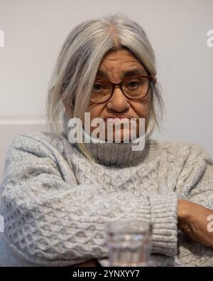 Londres, Angleterre, Royaume-Uni. 27 novembre 2024. LAILA SOUEIF, la mère de l'activiste et blogueur britannique-égyptien emprisonné Alaa Abdel Fattah, prend la parole lors d'une conférence de presse à Londres le 59e jour de sa grève de la faim. L'événement fait suite à une réunion avec le ministre britannique des Affaires étrangères David Lammy plus tôt dans la journée. Soueif, accompagnée de ses filles Sanaa et Mona Seif, a exhorté le gouvernement britannique à intensifier ses efforts diplomatiques pour obtenir la libération d'Abdel Fattah de la garde à vue égyptienne, où il reste détenu dans des conditions difficiles malgré l'achèvement de sa peine en septembre. (Crédit image : © Thomas Kry Banque D'Images