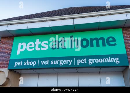 Tamworth, Royaume-Uni – 26 novembre 2024 : signalisation avant du magasin britannique de fournitures pour animaux de compagnie, Pets at Home, à Tamworth, Royaume-Uni Banque D'Images