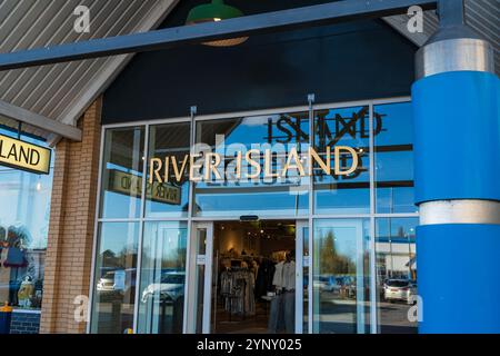 Tamworth, Royaume-Uni – 26 novembre 2024 : façade du magasin River Island à Tamworth, Royaume-Uni, un détaillant de mode basé en Grande-Bretagne Banque D'Images