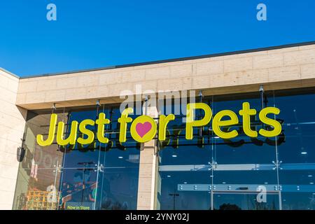 Tamworth, Royaume-Uni – 26 novembre 2024 : signalétique externe pour animalerie britannique, Just for Pets, à Tamworth, Royaume-Uni Banque D'Images