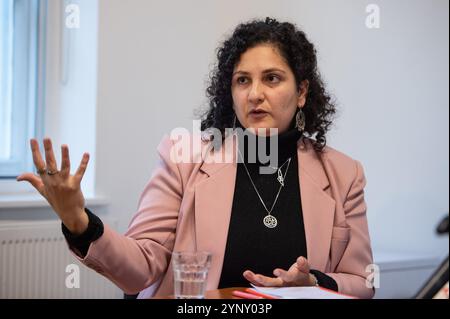 Londres, Angleterre, Royaume-Uni. 27 novembre 2024. MONA SEIF, militante égyptienne des droits de l'homme et sœur du blogueur anglo-égyptien emprisonné Alaa Abdel Fattah, prend la parole lors d'une conférence de presse à Londres. L'événement, organisé le 59e jour de la grève de la faim de sa mère Laila Soueif, fait suite à la rencontre de Soueif avec le ministre britannique des Affaires étrangères David Lammy. La famille appelle le gouvernement britannique à intensifier ses efforts diplomatiques pour obtenir la libération d'Abdel Fattah de la garde égyptienne, où il reste détenu dans des conditions difficiles malgré sa peine purgée en septembre. (Crédit image : © Thomas Krych/ Banque D'Images