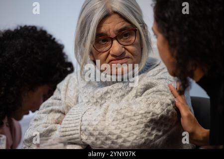 Londres, Angleterre, Royaume-Uni. 27 novembre 2024. LAILA SOUEIF, la mère de l'activiste et blogueur britannique-égyptien emprisonné Alaa Abdel Fattah, prend la parole lors d'une conférence de presse à Londres le 59e jour de sa grève de la faim. L'événement fait suite à une réunion avec le ministre britannique des Affaires étrangères David Lammy plus tôt dans la journée. Soueif, accompagnée de ses filles Sanaa et Mona Seif, a exhorté le gouvernement britannique à intensifier ses efforts diplomatiques pour obtenir la libération d'Abdel Fattah de la garde à vue égyptienne, où il reste détenu dans des conditions difficiles malgré l'achèvement de sa peine en septembre. (Crédit image : © Thomas Kry Banque D'Images