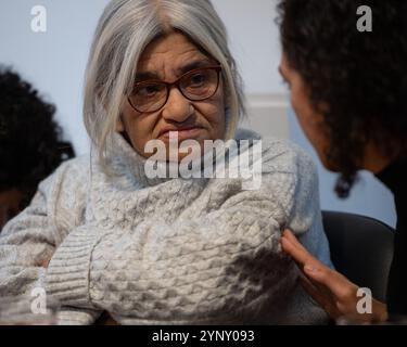 Londres, Angleterre, Royaume-Uni. 27 novembre 2024. LAILA SOUEIF, la mère de l'activiste et blogueur britannique-égyptien emprisonné Alaa Abdel Fattah, prend la parole lors d'une conférence de presse à Londres le 59e jour de sa grève de la faim. L'événement fait suite à une réunion avec le ministre britannique des Affaires étrangères David Lammy plus tôt dans la journée. Soueif, accompagnée de ses filles Sanaa et Mona Seif, a exhorté le gouvernement britannique à intensifier ses efforts diplomatiques pour obtenir la libération d'Abdel Fattah de la garde à vue égyptienne, où il reste détenu dans des conditions difficiles malgré l'achèvement de sa peine en septembre. (Crédit image : © Thomas Kry Banque D'Images