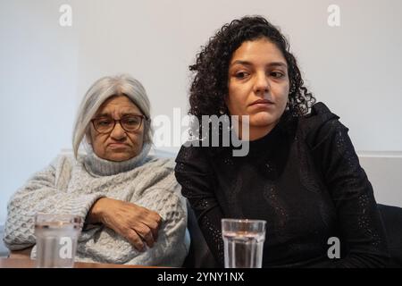 Londres, Angleterre, Royaume-Uni. 27 novembre 2024. LAILA SOUEIF (à gauche), la mère de l'activiste et blogueur britannique-égyptien emprisonné Alaa Abdel Fattah, prend la parole lors d'une conférence de presse à Londres le 59e jour de sa grève de la faim. L'événement fait suite à une réunion avec le ministre britannique des Affaires étrangères David Lammy plus tôt dans la journée. Soueif, accompagnée de ses filles Sanaa SEIF (à droite) et Mona Seif, a exhorté le gouvernement britannique à intensifier ses efforts diplomatiques pour obtenir la libération d'Abdel Fattah de la garde à vue égyptienne, où il reste détenu dans des conditions difficiles malgré sa peine purgée en septembre. (Crédit Banque D'Images