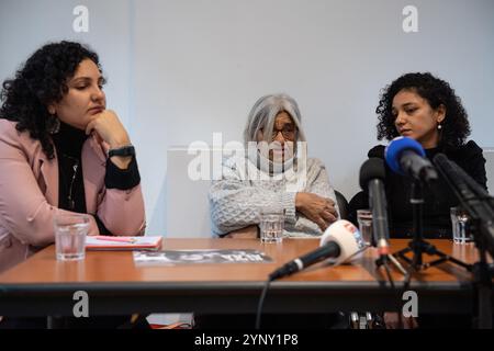 Londres, Angleterre, Royaume-Uni. 27 novembre 2024. LAILA SOUEIF (au centre), la mère de l'activiste et blogueur britannique-égyptien emprisonné Alaa Abdel Fattah, prend la parole lors d'une conférence de presse à Londres le 59e jour de sa grève de la faim. L'événement fait suite à une réunion avec le ministre britannique des Affaires étrangères David Lammy plus tôt dans la journée. Soueif, accompagnée de ses filles Sanaa Seif (à droite) et Mona Seif, a exhorté le gouvernement britannique à intensifier ses efforts diplomatiques pour obtenir la libération d'Abdel Fattah de la garde à vue égyptienne, où il reste détenu dans des conditions difficiles malgré sa peine purgée en septembre. (CRED Banque D'Images