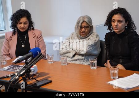 Londres, Angleterre, Royaume-Uni. 27 novembre 2024. LAILA SOUEIF (au centre), la mère de l'activiste et blogueur britannique-égyptien emprisonné Alaa Abdel Fattah, prend la parole lors d'une conférence de presse à Londres le 59e jour de sa grève de la faim. L'événement fait suite à une réunion avec le ministre britannique des Affaires étrangères David Lammy plus tôt dans la journée. Soueif, accompagnée de ses filles Sanaa et Mona Seif, a exhorté le gouvernement britannique à intensifier ses efforts diplomatiques pour obtenir la libération d'Abdel Fattah de la garde à vue égyptienne, où il reste détenu dans des conditions difficiles malgré l'achèvement de sa peine en septembre. (Crédit image : © T Banque D'Images