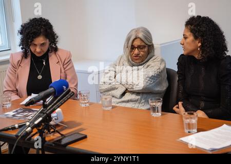 Londres, Angleterre, Royaume-Uni. 27 novembre 2024. LAILA SOUEIF (au centre), la mère de l'activiste et blogueur britannique-égyptien emprisonné Alaa Abdel Fattah, prend la parole lors d'une conférence de presse à Londres le 59e jour de sa grève de la faim. L'événement fait suite à une réunion avec le ministre britannique des Affaires étrangères David Lammy plus tôt dans la journée. Soueif, accompagnée de ses filles Sanaa et Mona Seif, a exhorté le gouvernement britannique à intensifier ses efforts diplomatiques pour obtenir la libération d'Abdel Fattah de la garde à vue égyptienne, où il reste détenu dans des conditions difficiles malgré l'achèvement de sa peine en septembre. (Crédit image : © T Banque D'Images