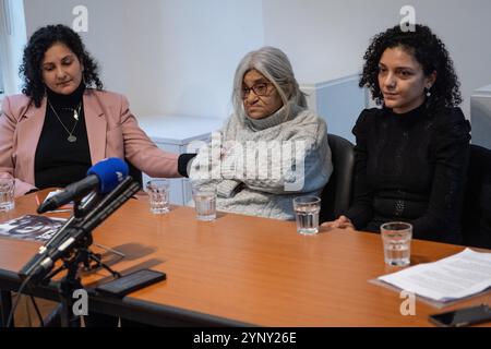 Londres, Angleterre, Royaume-Uni. 27 novembre 2024. LAILA SOUEIF (au centre), la mère de l'activiste et blogueur britannique-égyptien emprisonné Alaa Abdel Fattah, prend la parole lors d'une conférence de presse à Londres le 59e jour de sa grève de la faim. L'événement fait suite à une réunion avec le ministre britannique des Affaires étrangères David Lammy plus tôt dans la journée. Soueif, accompagnée de ses filles Sanaa et Mona Seif, a exhorté le gouvernement britannique à intensifier ses efforts diplomatiques pour obtenir la libération d'Abdel Fattah de la garde à vue égyptienne, où il reste détenu dans des conditions difficiles malgré l'achèvement de sa peine en septembre. (Crédit image : © T Banque D'Images