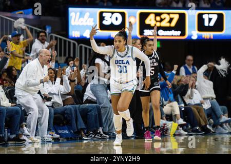 L’attaquante des Bruins de l’UCLA, Timea Gardiner (30), réagit après avoir fait un trois pointeurs lors d’un match de basketball féminin de la NCAA contre les Gamecocks de Caroline du Sud Banque D'Images