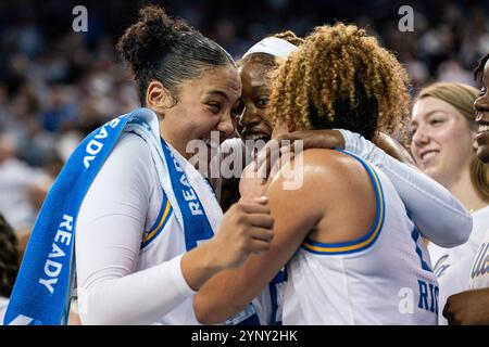 L’attaquante des Bruins de l’UCLA Timea Gardiner (30) célèbre avec ses coéquipières lors d’un match de basketball féminin de la NCAA contre les Gamecocks de Caroline du Sud, samedi Banque D'Images