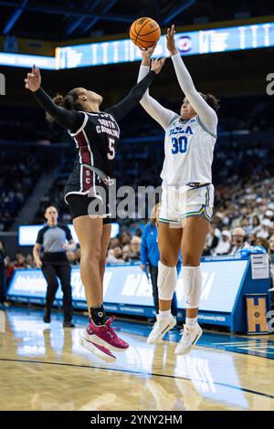 L’attaquante des Bruins de l’UCLA Timea Gardiner (30) tire sur la garde des Gamecocks de Caroline du Sud, Tessa Johnson (5), lors d’un match de basketball féminin de la NCAA, samedi, Banque D'Images