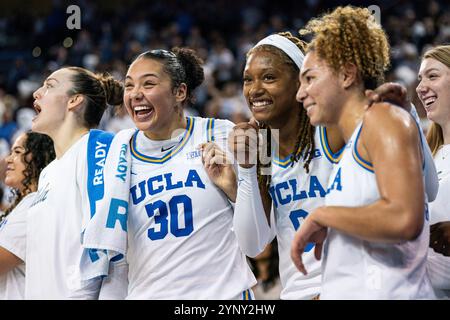 L’attaquante des Bruins de l’UCLA Timea Gardiner (30) célèbre avec ses coéquipières lors d’un match de basketball féminin de la NCAA contre les Gamecocks de Caroline du Sud, samedi Banque D'Images