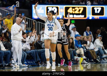 L’attaquante des Bruins de l’UCLA, Timea Gardiner (30), réagit après avoir fait un trois pointeurs lors d’un match de basketball féminin de la NCAA contre les Gamecocks de Caroline du Sud Banque D'Images