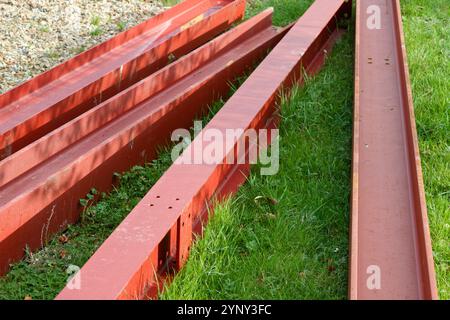 Une livraison d'aciers pour construire une maison. Support technique sous forme de solives ou de poutres en H en acier laminé. Construction de maison essentielle Banque D'Images